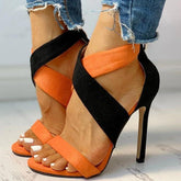Summer Heat – Zweifarbige Sandalen mit überkreuzten Riemen und Stilettoabsatz